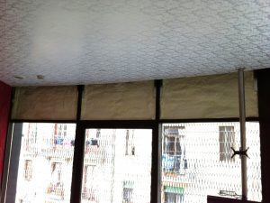 Aislamiento con poliuretano de la parte superior de las ventanas del hotel